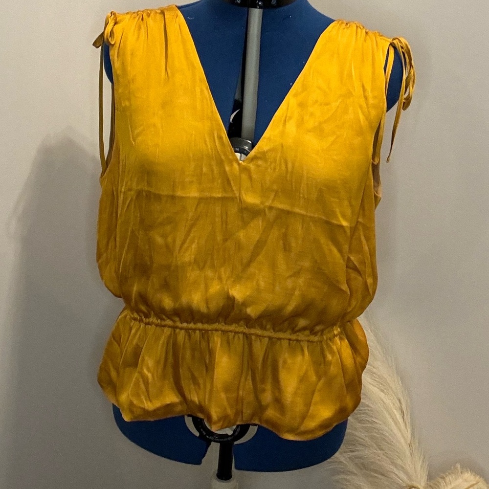 Banana Republic women’s sleeveless size XL, gold pendulum, deep v-neck